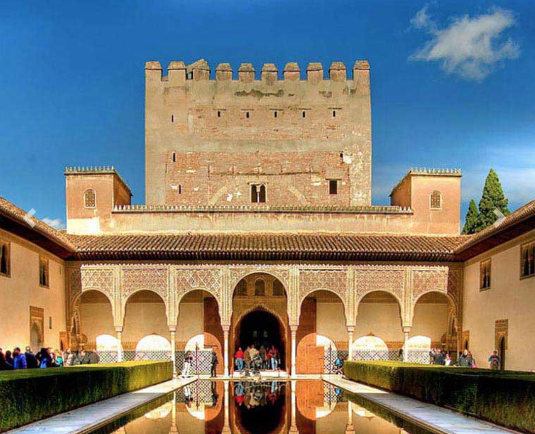 La Alhambra de Granada con las montañas de Sierra Nevada al fondo