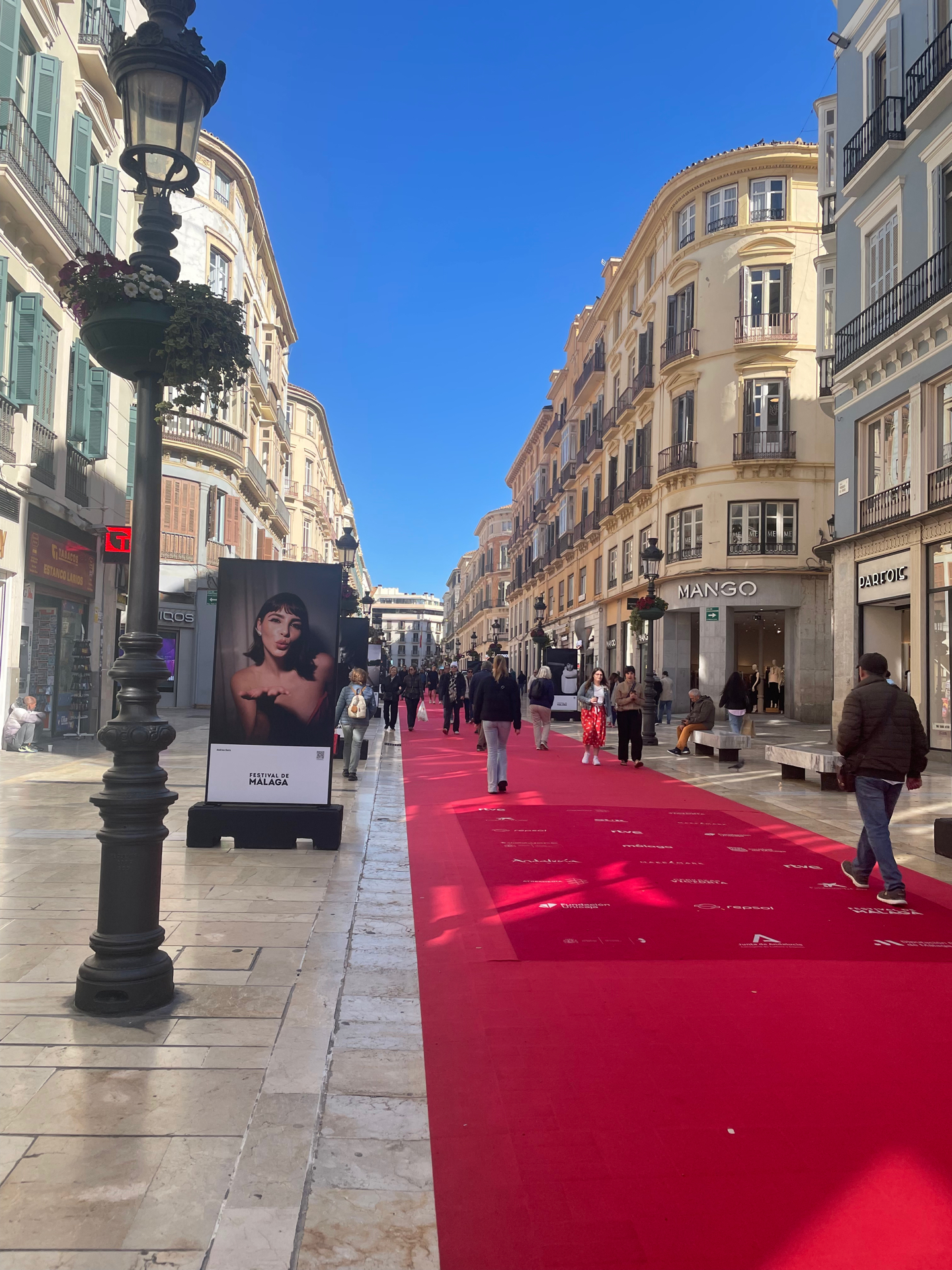 Vista simétrica de la Calle Marqués de Larios, la calle peatonal de mármol de Málaga, con luz cálida de la tarde