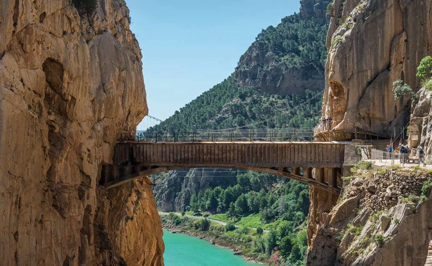 Impresionante vista de la pasarela del Caminito del Rey recorriendo las paredes del desfiladero