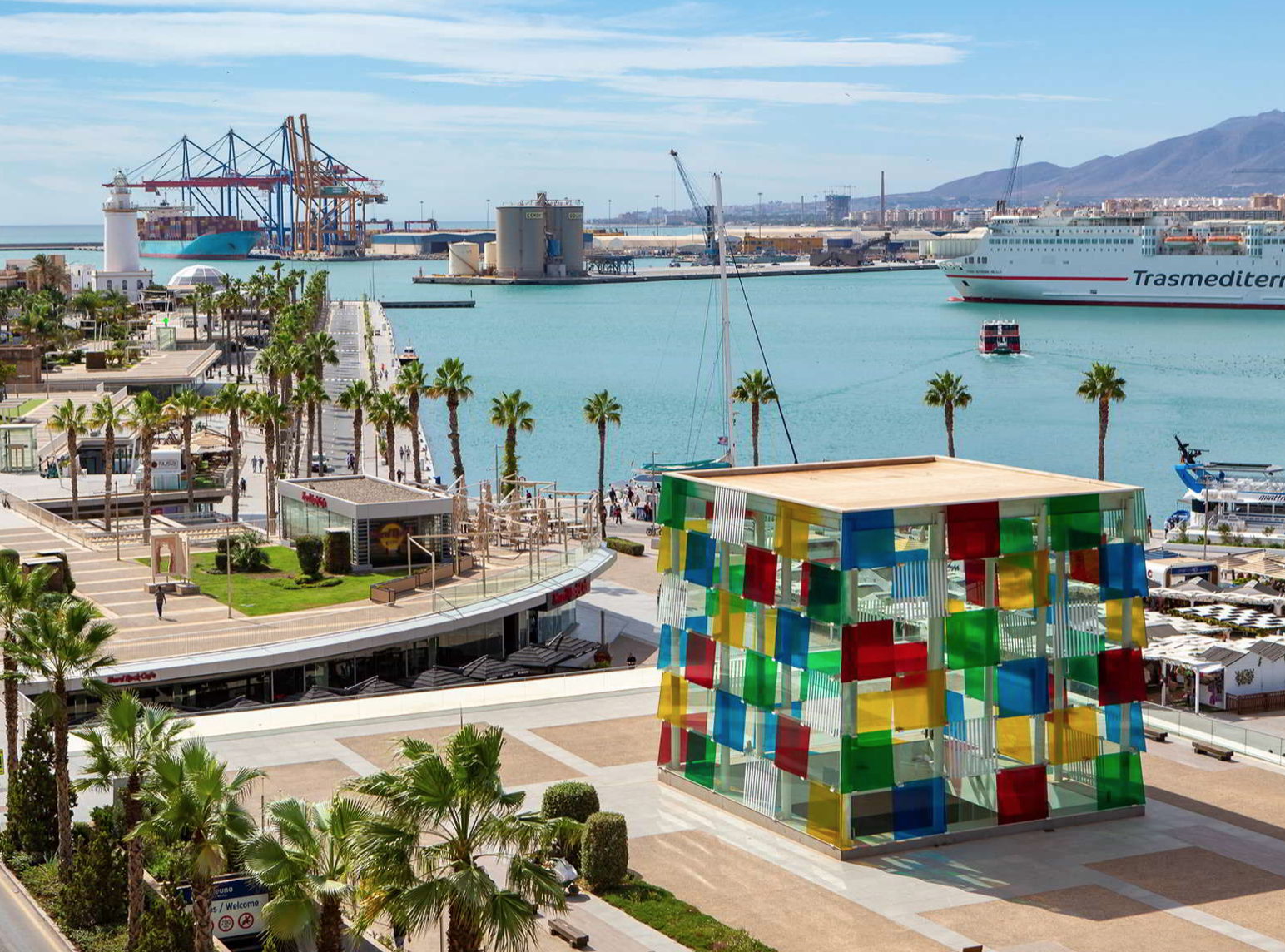 Muelle Uno de Málaga con el cubo de cristal de colores del Centre Pompidou, la Farola y un ferry de Trasmediterránea en el puerto